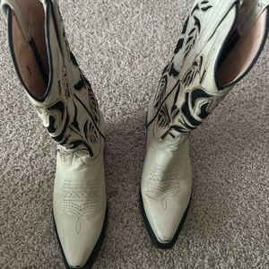 Veretta Cowgirl Boots - Off White